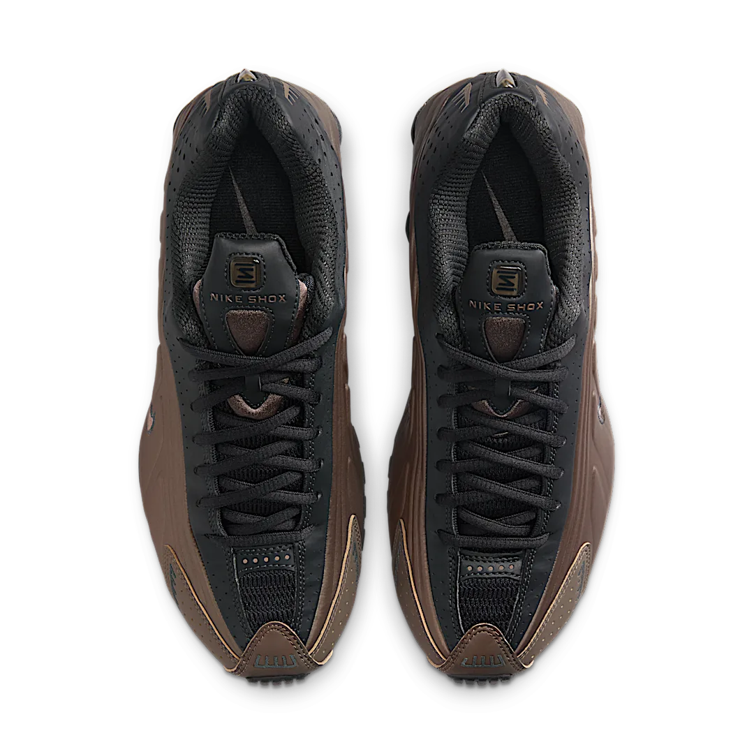 Overkicks - Nike Shox R4 Ironstone Off Noir (AR3565-007) - par completo
