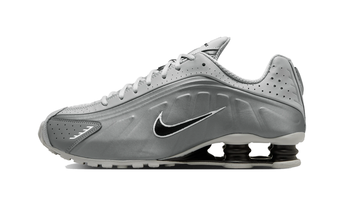 Overkicks - Nike Shox R4 Light Smoke Grey Black (HQ1988-011) - vista lateral