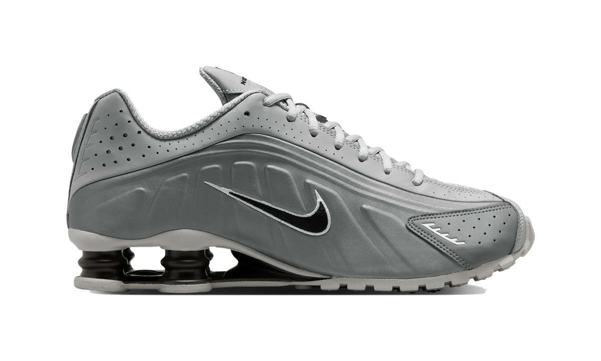 Overkicks - Nike Shox R4 Light Smoke Grey Black (HQ1988-011) - detalle suela