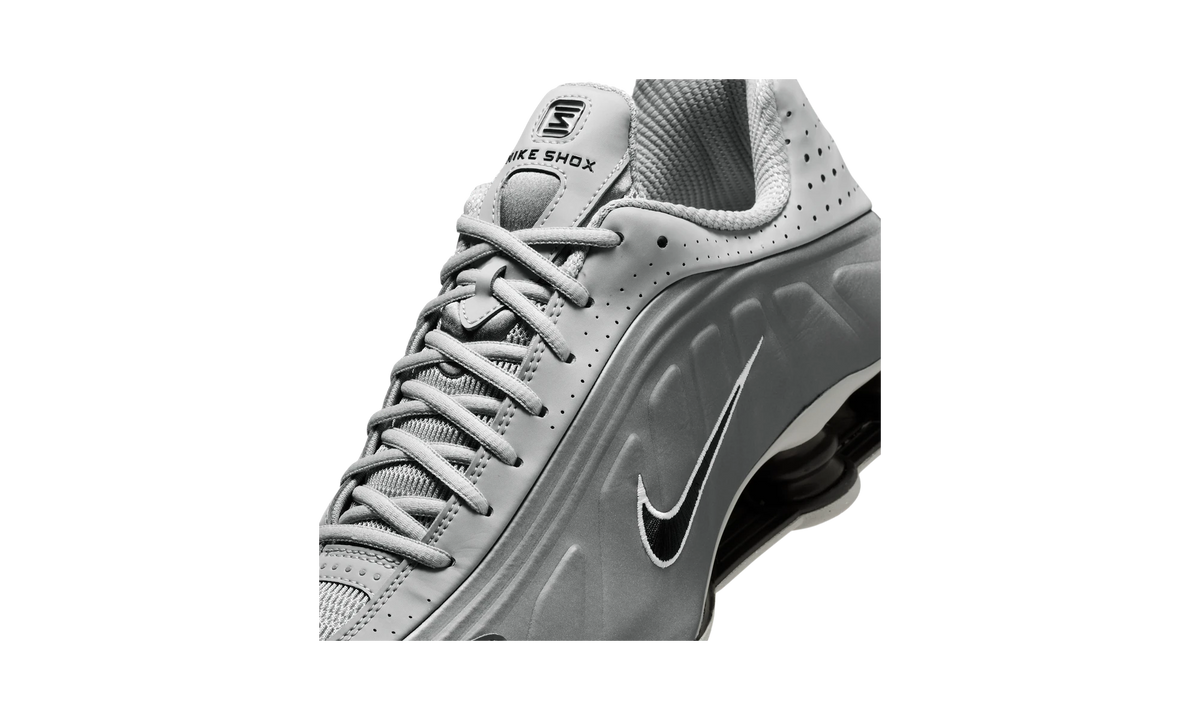 Overkicks - Nike Shox R4 Light Smoke Grey Black (HQ1988-011) - detalle lateral interior