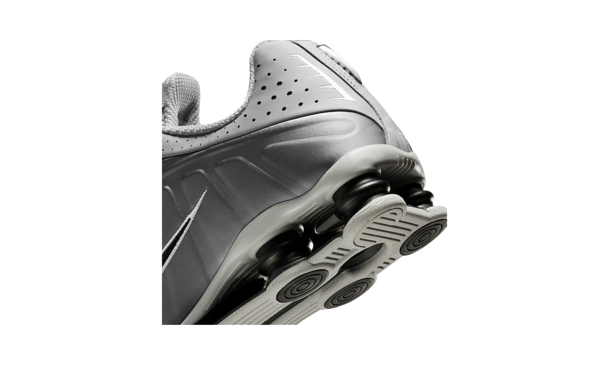 Overkicks - Nike Shox R4 Light Smoke Grey Black (HQ1988-011) - detalle