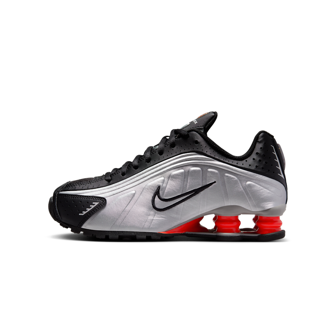 Overkicks - Nike Shox R4 Metallic Silver Black Picante Red (GS) (CW2626-005) - vista lateral