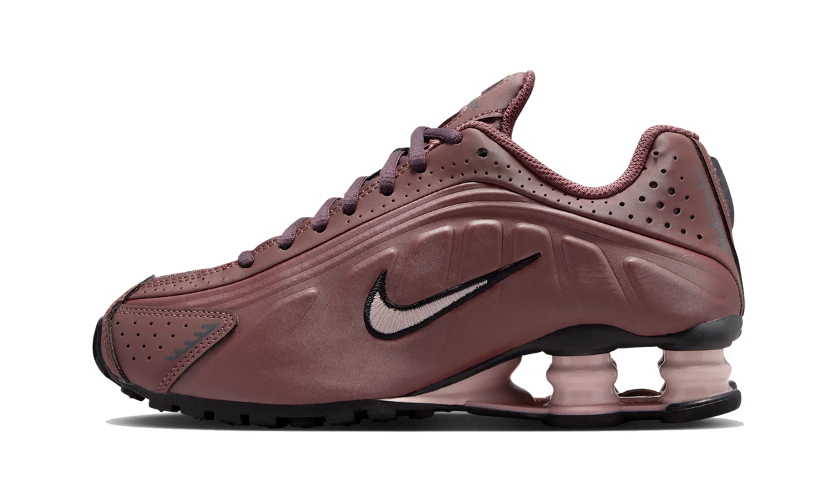 Overkicks - Nike Shox R4 Tattoo Burgundy Crush Silt Red (GS) (CW2626-500) - vista lateral