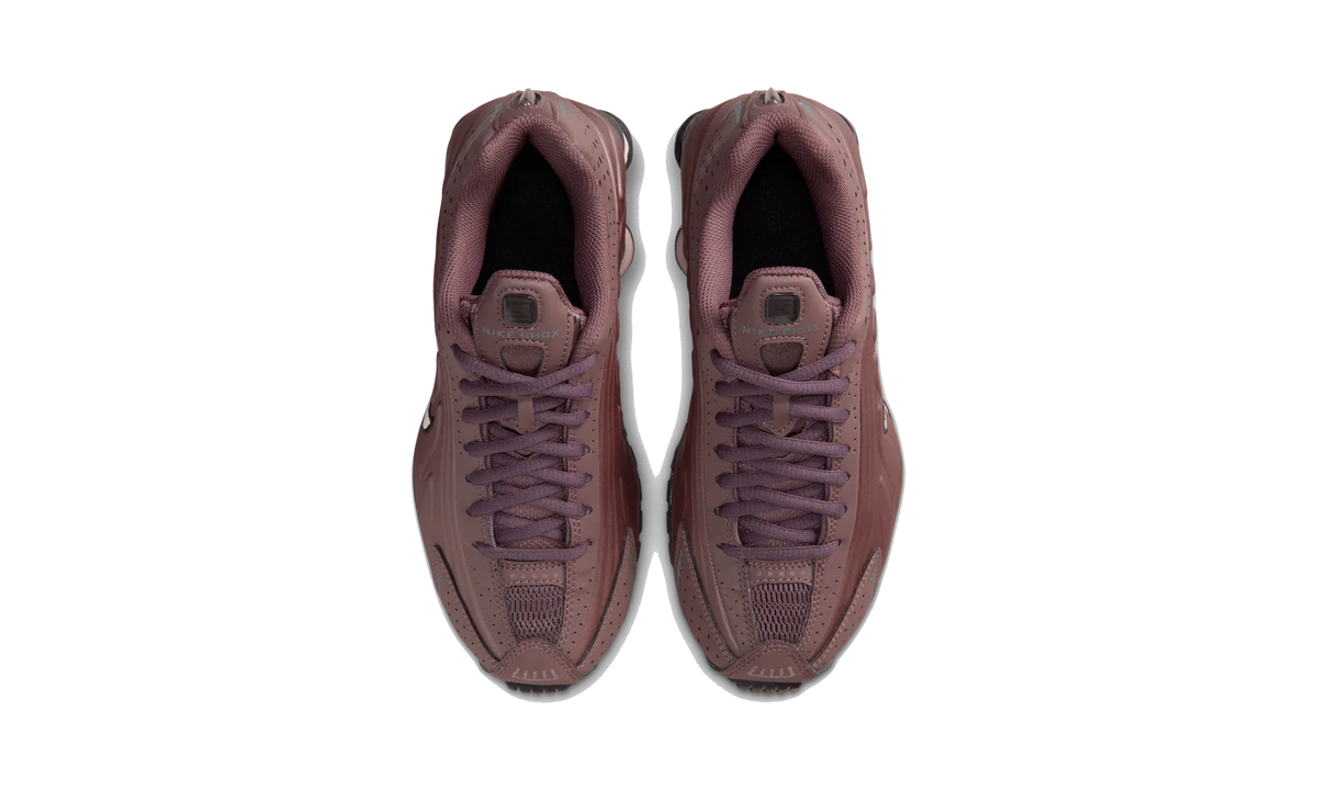 Overkicks - Nike Shox R4 Tattoo Burgundy Crush Silt Red (GS) (CW2626-500) - imagen 5