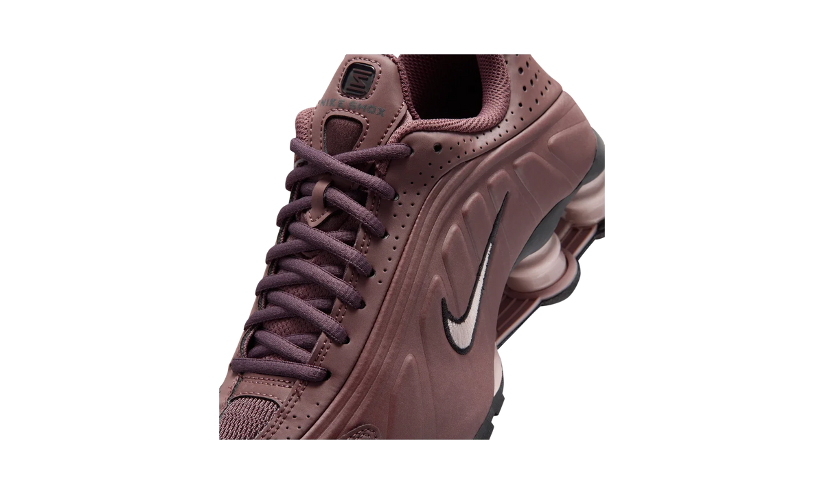 Overkicks - Nike Shox R4 Tattoo Burgundy Crush Silt Red (GS) (CW2626-500) - imagen 7