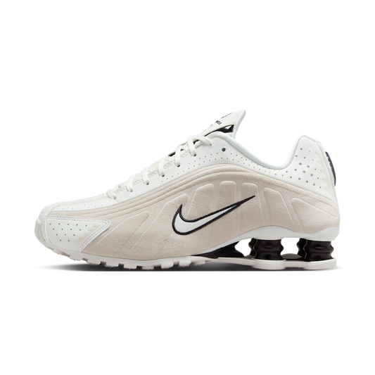 Overkicks - Nike Shox R4 White Black Suede (HQ7739-100) - vista lateral