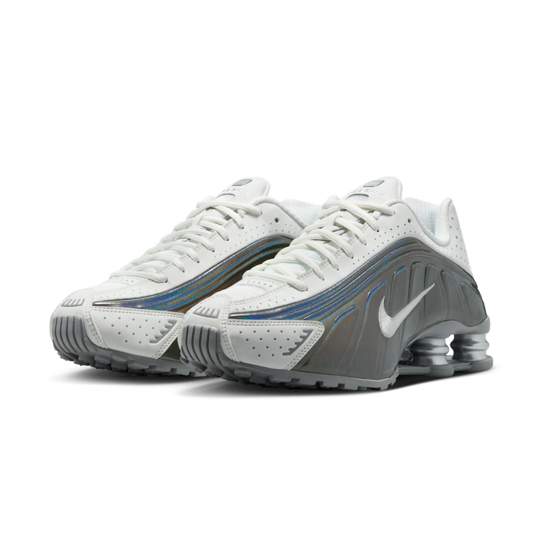 Overkicks - Nike Shox R4 White Iridescent (IB7703-100) - vista trasera