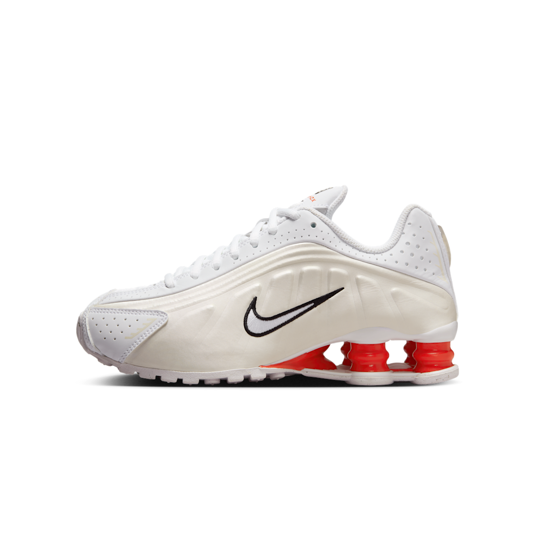 Overkicks - Nike Shox R4 White Phantom Picante Red (GS) (CW2626-102) - vista lateral