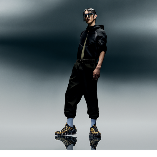 Overkicks - Nike Shox TL Black University Gold (AV3595-013) - vista lateral