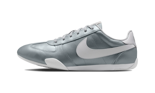 Overkicks - Nike Sprint Sister Metallic Silver White (Womens) (II6984-001) - vista lateral