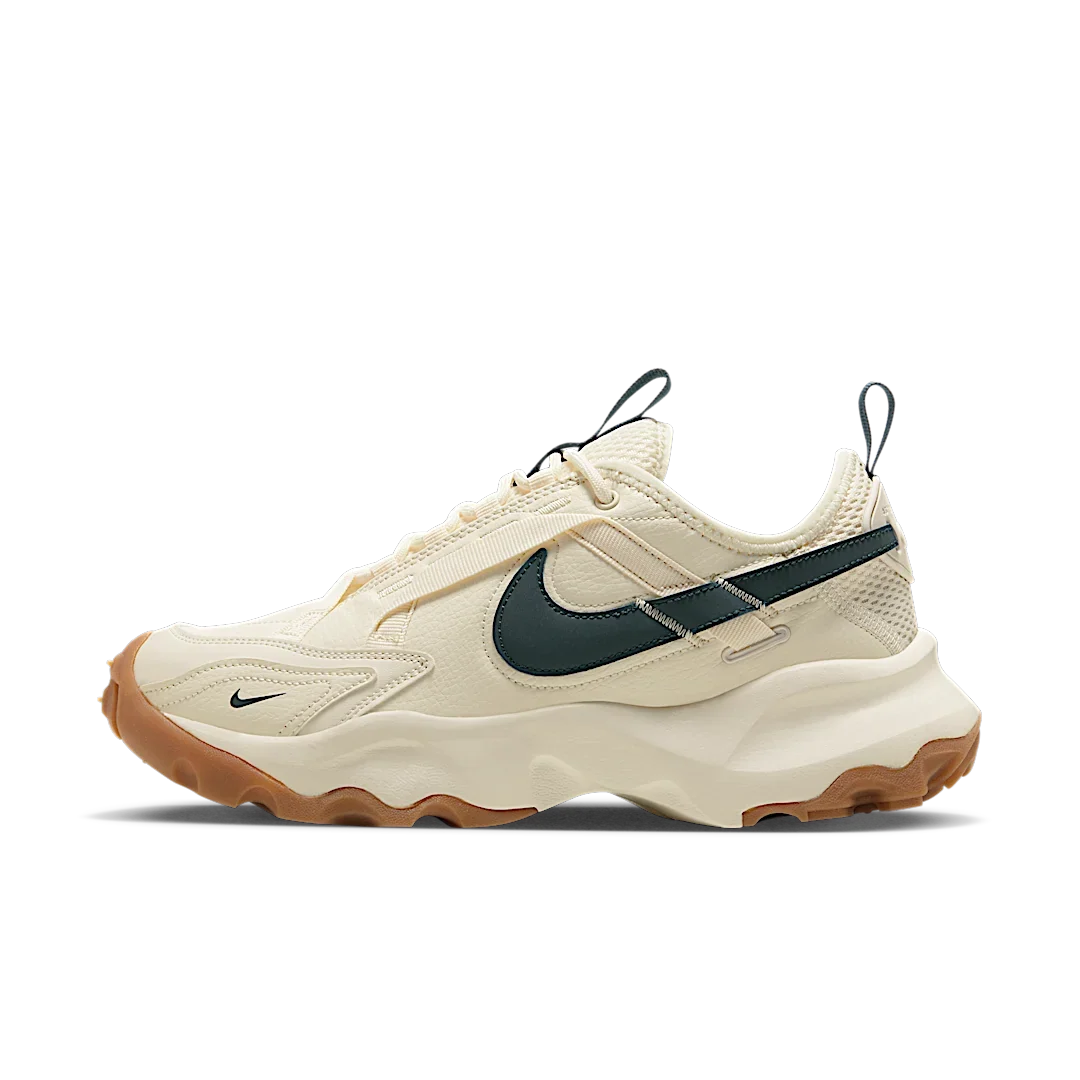 Overkicks - Nike TC 7900 Pale Ivory Gum Light Brown Armory Navy (Womens) (DD9682-103) - vista lateral