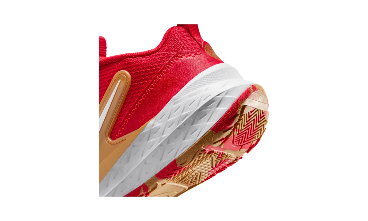 Overkicks - Nike Team Hustle D 12 University Red Metallic Gold (PS) (HF6280-603) - imagen 8