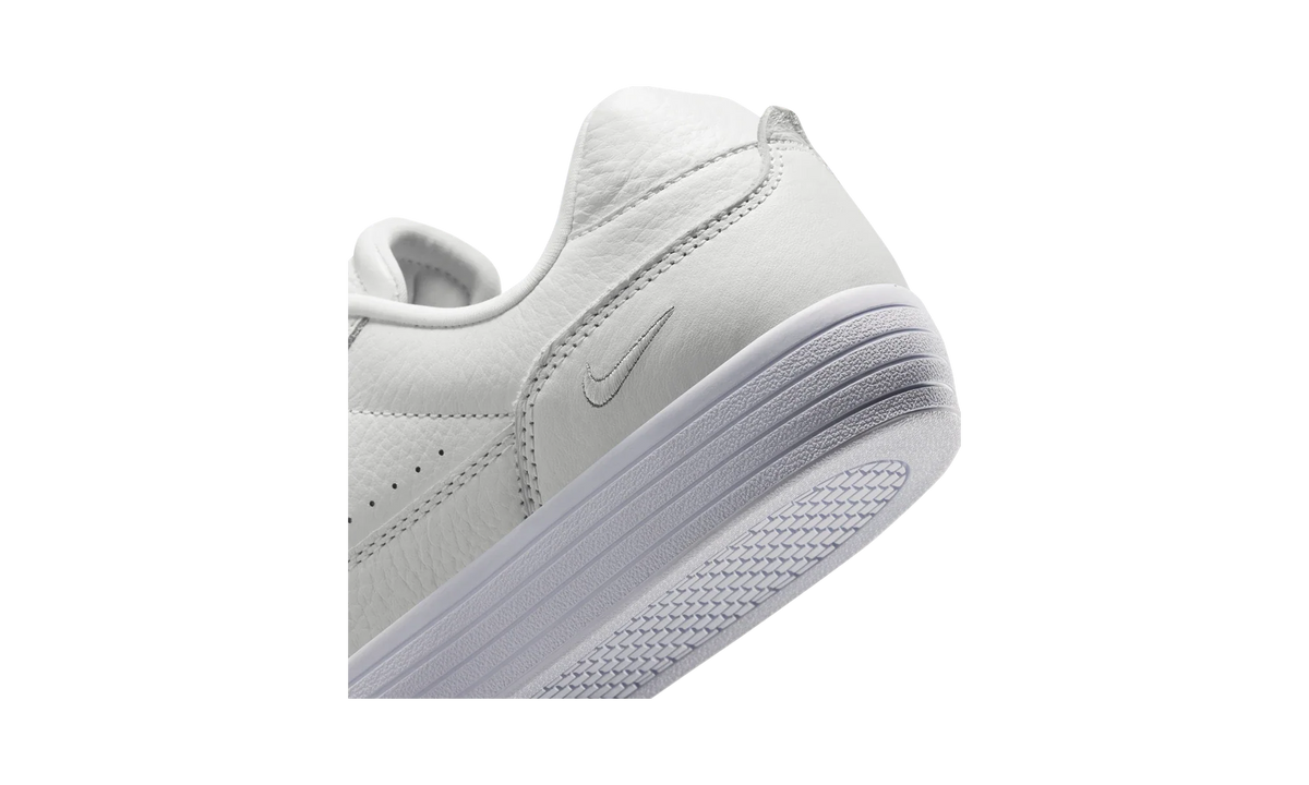 Overkicks - Nike Tennis Centre White (Womens) (IM5955-101) - detalle