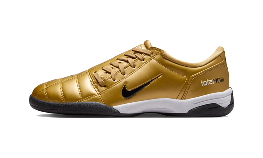 Overkicks - Nike Total 90 3 Metallic Gold Black (Womens) (IM7595-700) - vista lateral