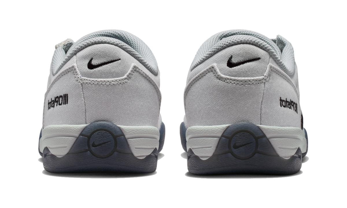 Overkicks - Nike Total 90 Premium Light Smoke Grey University Red (IH3585-002) - detalle talón