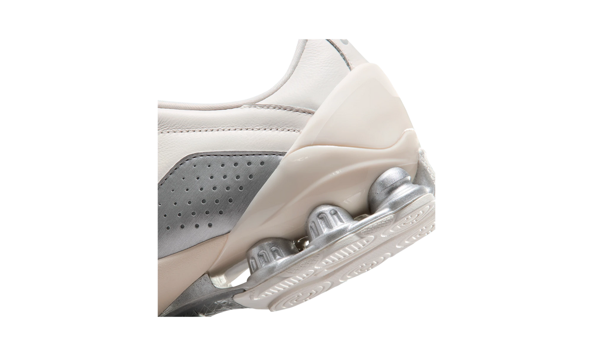 Overkicks - Nike Total 90 Shox Magia Sail Metallic Silver (IO9300-100) - detalle