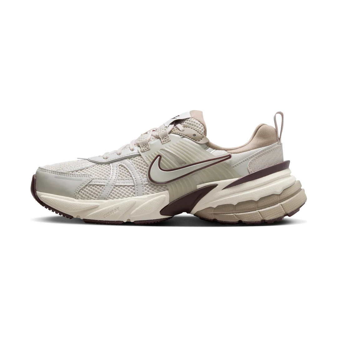 Overkicks - Nike V2K Run Light Orewood Brown (Womens) (FD0736-103) - vista lateral