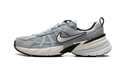 Overkicks - Nike V2K Run Light Pumic Black Chrome (Womens) (FN6703-003) - vista lateral