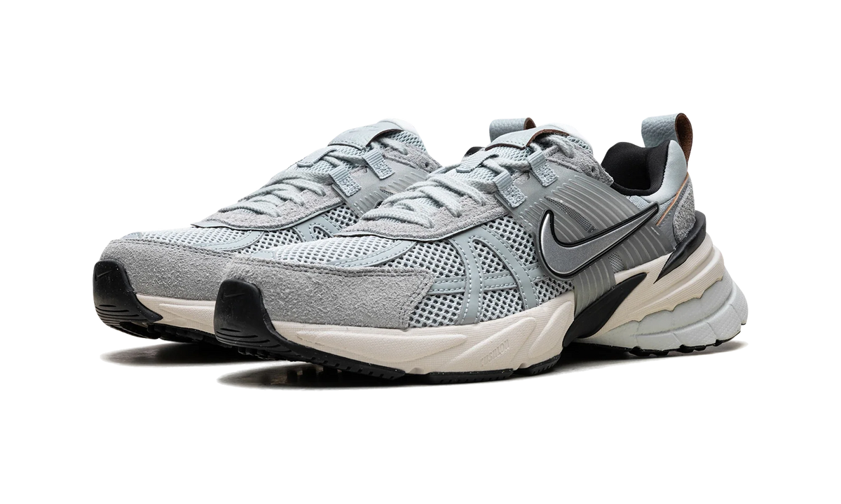 Overkicks - Nike V2K Run Light Pumic Black Chrome (Womens) (FN6703-003) - vista trasera