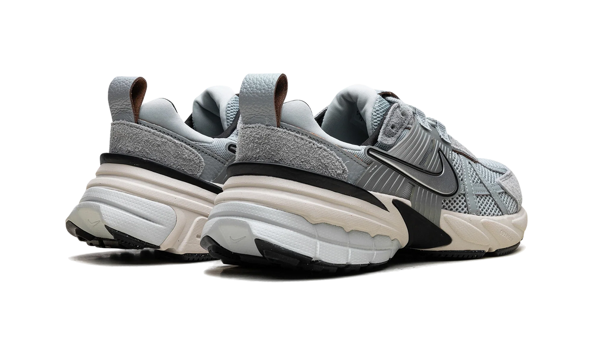 Overkicks - Nike V2K Run Light Pumic Black Chrome (Womens) (FN6703-003) - par completo
