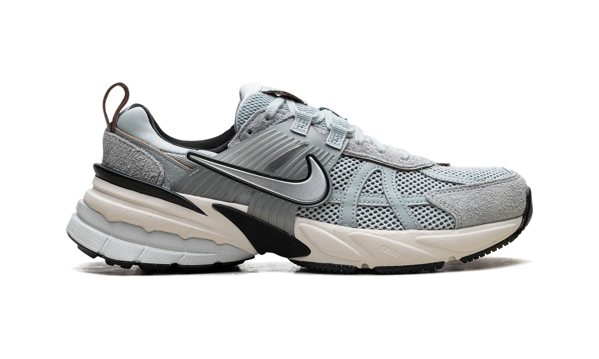 Overkicks - Nike V2K Run Light Pumic Black Chrome (Womens) (FN6703-003) - detalle talon