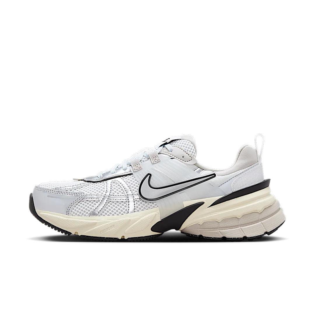 Overkicks - Nike V2K Run Summit White Metallic Silver (Womens) (FD0736-100) - vista lateral
