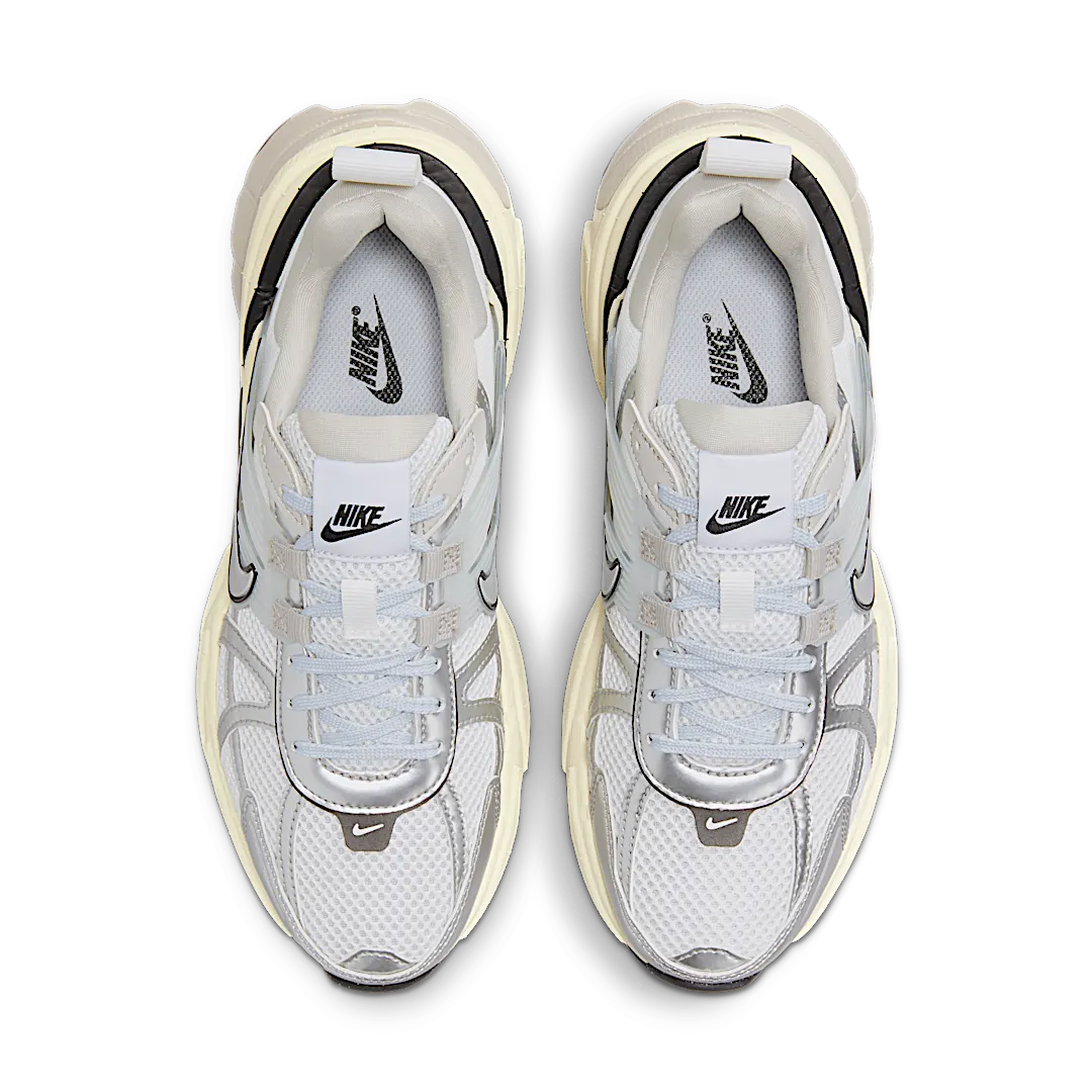 Overkicks - Nike V2K Run Summit White Metallic Silver (Womens) (FD0736-100) - vista trasera