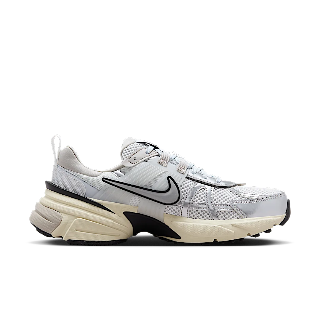 Overkicks - Nike V2K Run Summit White Metallic Silver (Womens) (FD0736-100) - par completo