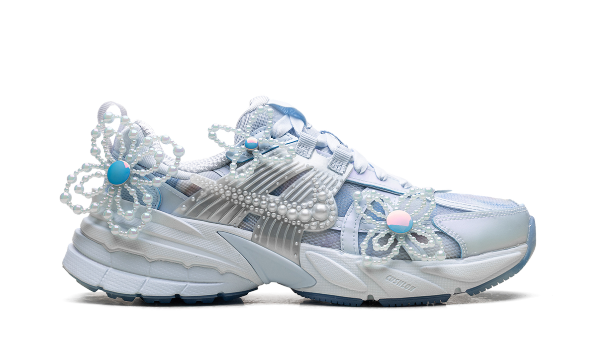 Overkicks - Nike V2K Run Susan Fang Artist Collection (Womens) (IB7426-400) - detalle talon