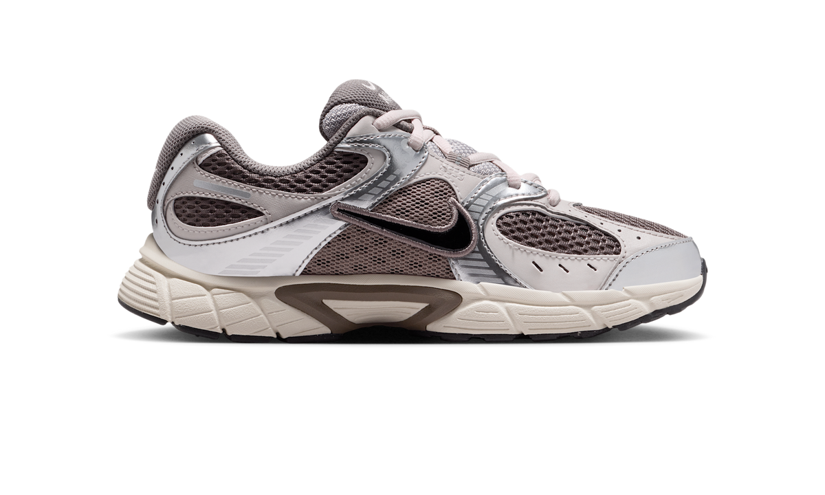 Overkicks - Nike V5 RNR Cave Stone College Grey Vast Grey Black (GS) (HQ6411-200) - imagen 4