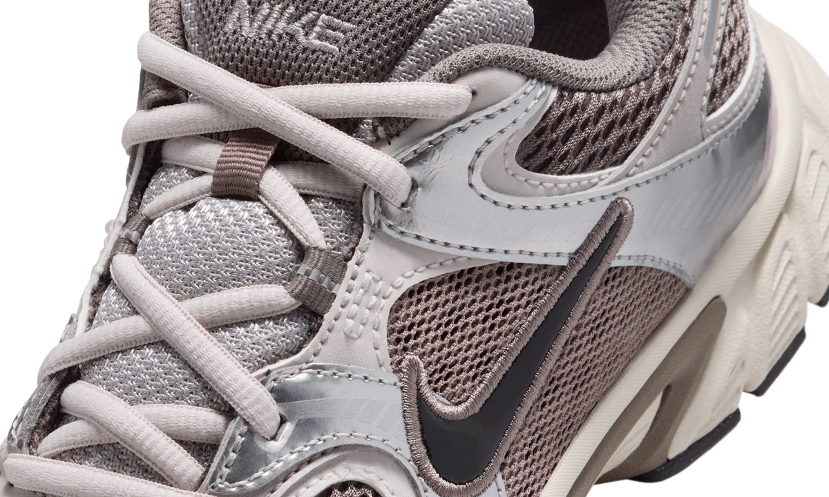 Overkicks - Nike V5 RNR Cave Stone College Grey Vast Grey Black (GS) (HQ6411-200) - imagen 7