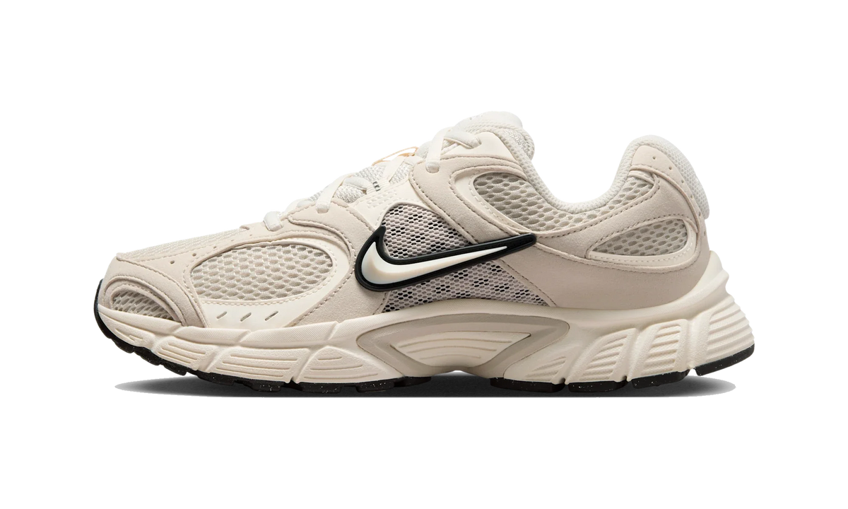 Overkicks - Nike V5 RNR Light Orewood Brown Black Pale Ivory (Womens) (II6294-100) - vista lateral