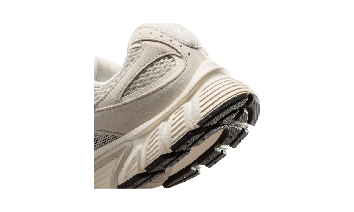 Overkicks - Nike V5 RNR Light Orewood Brown Black Pale Ivory (Womens) (II6294-100) - detalle