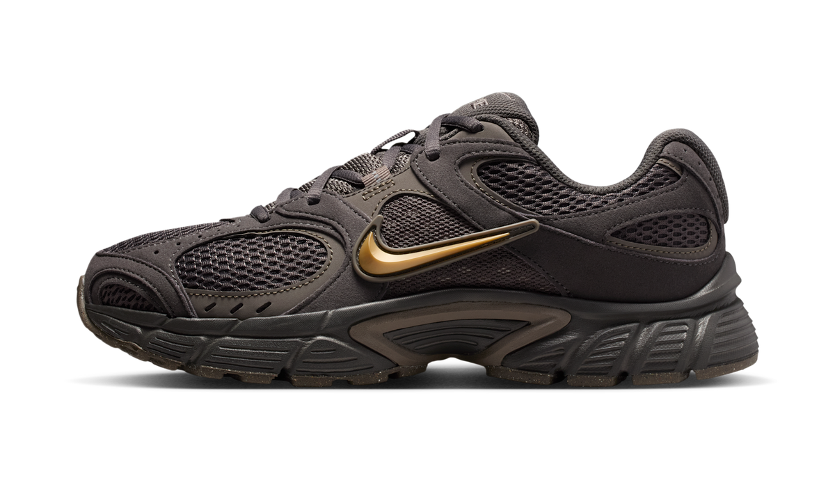Overkicks - Nike V5 RNR Medium Ash Cave Stone Metallic Gold (Womens) (II6294-200) - vista lateral