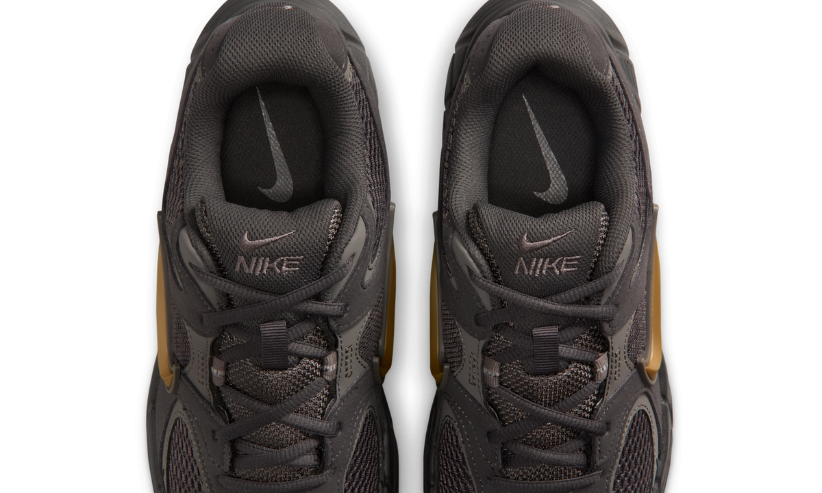 Overkicks - Nike V5 RNR Medium Ash Cave Stone Metallic Gold (Womens) (II6294-200) - vista superior