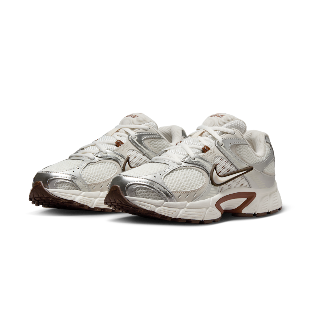 Overkicks - Nike V5 RNR Sail Fauna Brown Phantom Light Orewood Brown (Womens) (HQ7901-102) - vista trasera