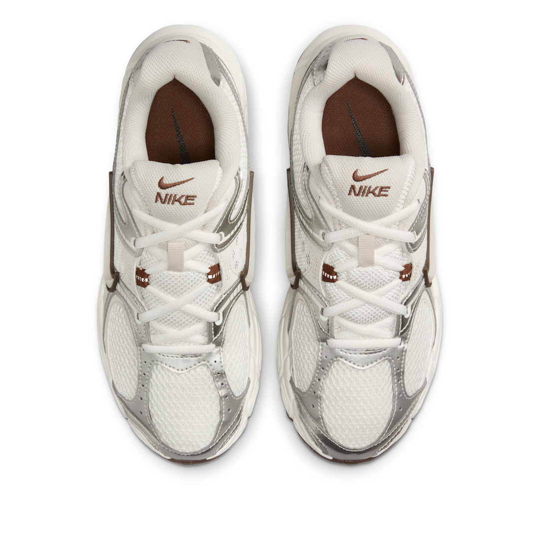 Overkicks - Nike V5 RNR Sail Fauna Brown Phantom Light Orewood Brown (Womens) (HQ7901-102) - par completo