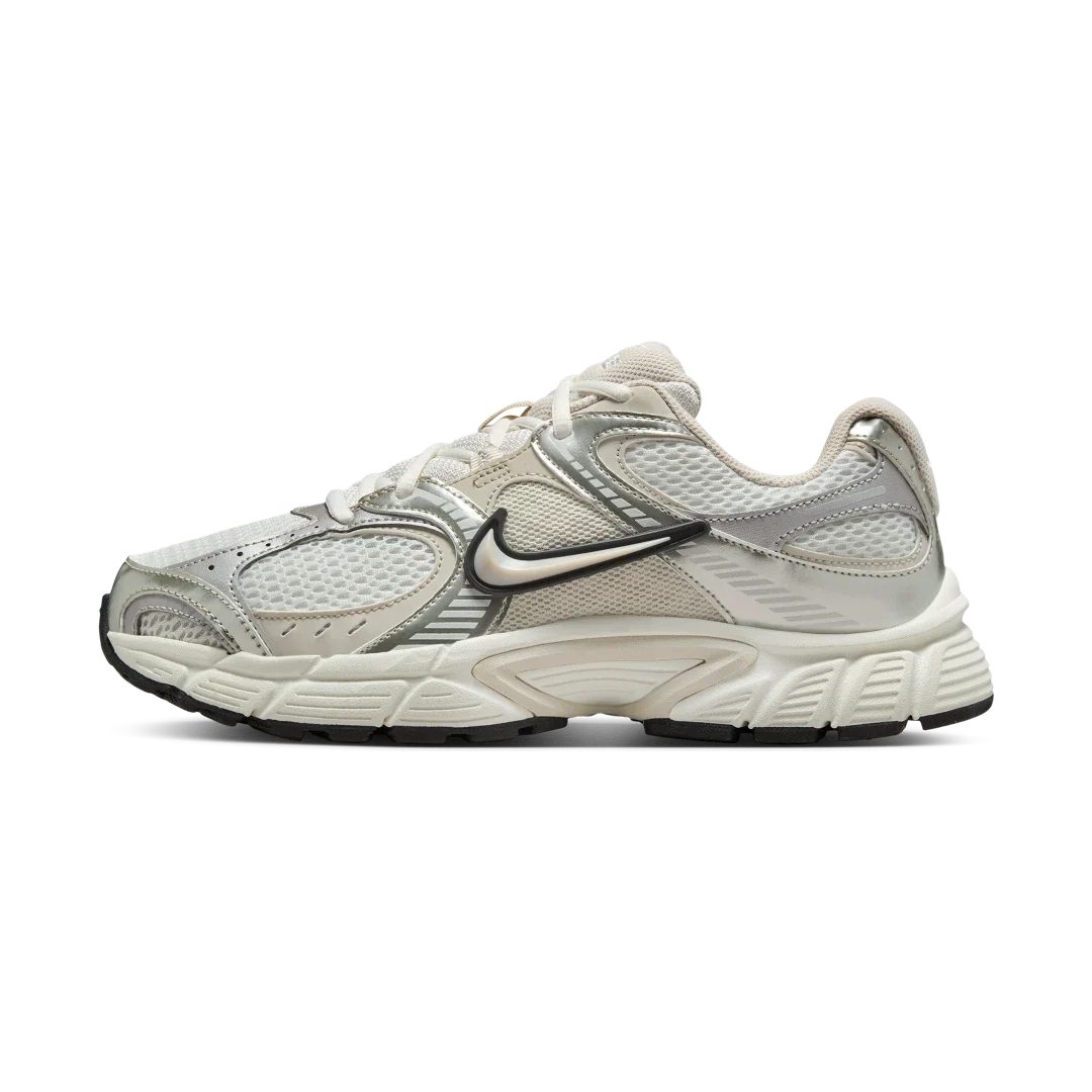 Overkicks - Nike V5 RNR Sail Light Orewood Brown (Womens) (HQ7901-104) - vista lateral