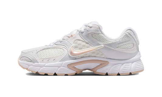 Overkicks - Nike V5 RNR Summit White White Vast Grey Silt Red (Womens) (HQ7901-110) - vista lateral