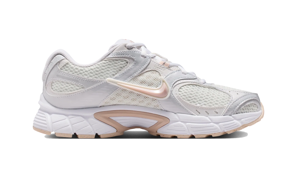 Overkicks - Nike V5 RNR Summit White White Vast Grey Silt Red (Womens) (HQ7901-110) - detalle suela