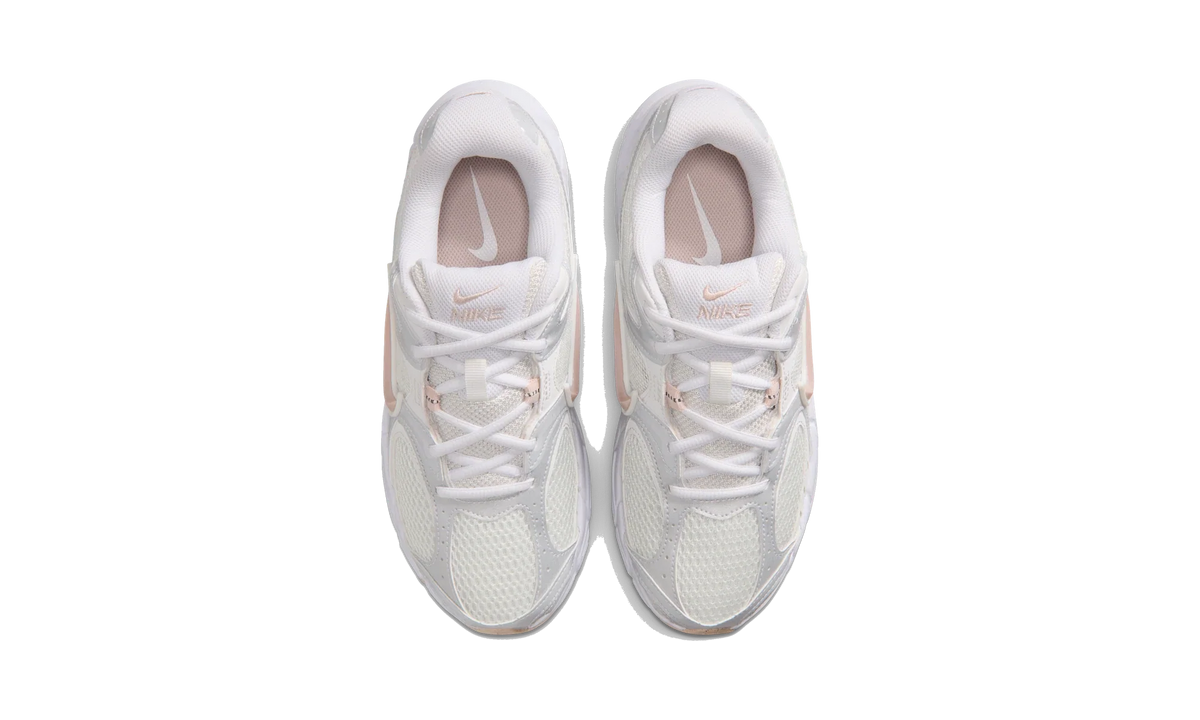 Overkicks - Nike V5 RNR Summit White White Vast Grey Silt Red (Womens) (HQ7901-110) - vista superior