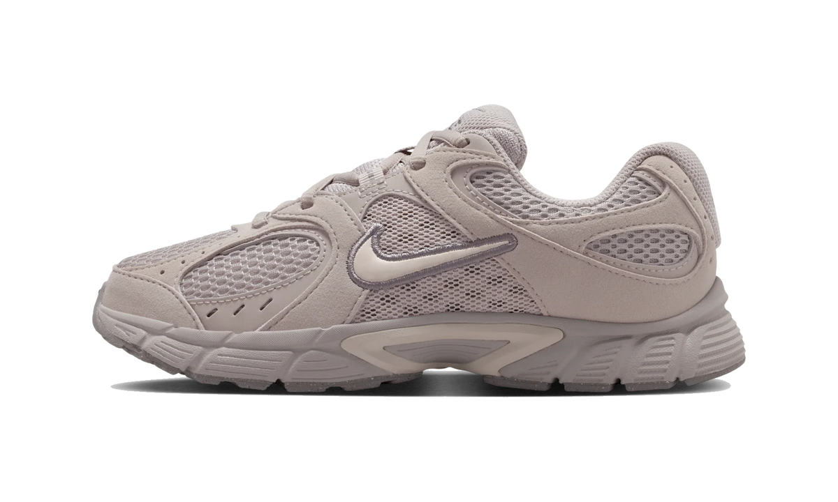 Overkicks - Nike V5 Runner Suede Moon Particle Light Orewood Brown (GS) (IO1644-201) - vista lateral