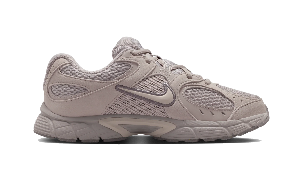 Overkicks - Nike V5 Runner Suede Moon Particle Light Orewood Brown (GS) (IO1644-201) - imagen 4