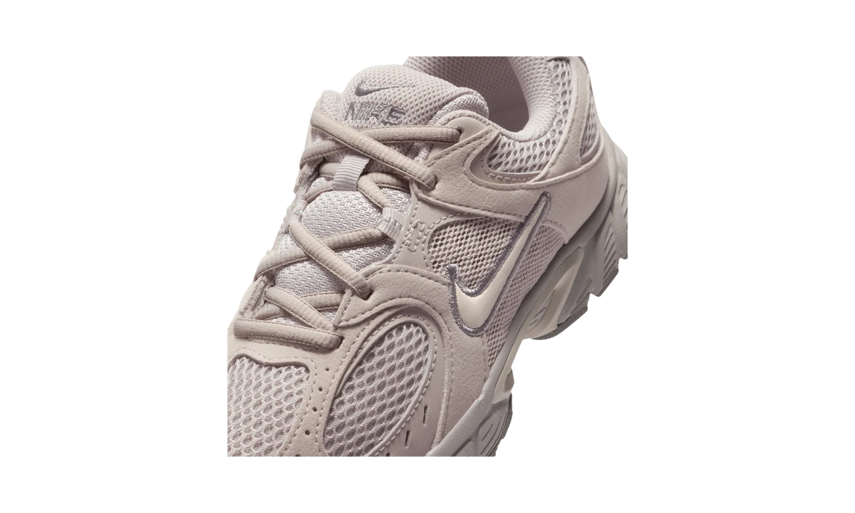 Overkicks - Nike V5 Runner Suede Moon Particle Light Orewood Brown (GS) (IO1644-201) - imagen 7