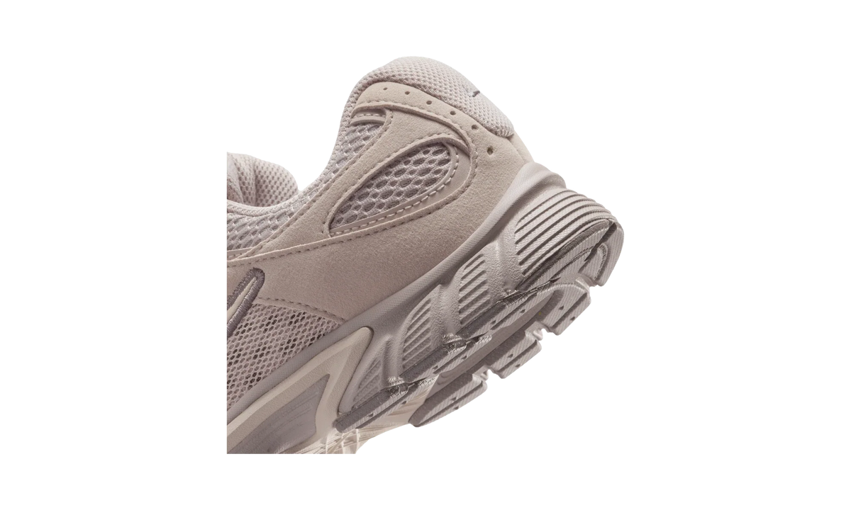 Overkicks - Nike V5 Runner Suede Moon Particle Light Orewood Brown (GS) (IO1644-201) - imagen 8
