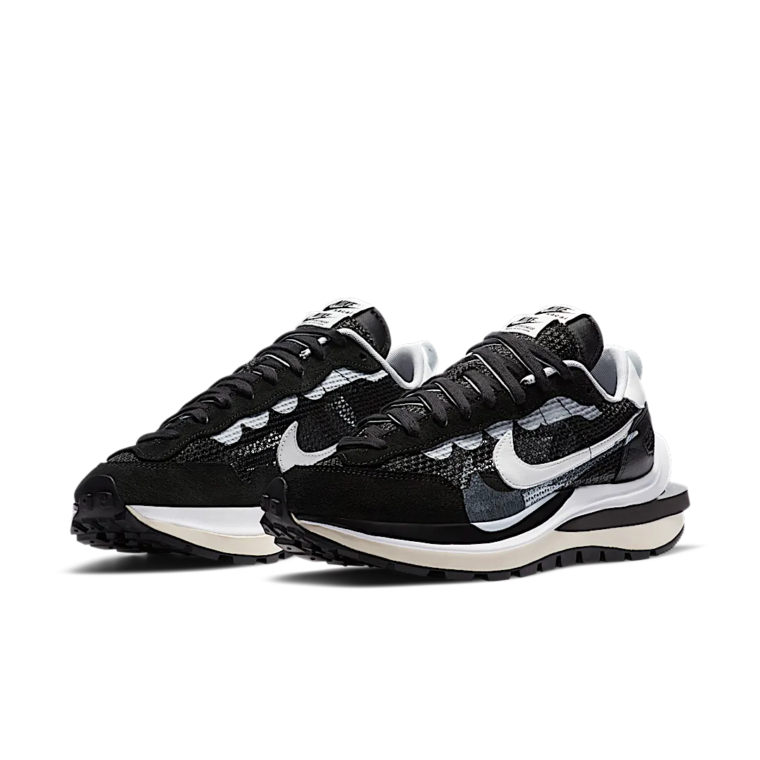 Overkicks - Nike Vaporwaffle sacai Black White (CV1363-001) - vista trasera