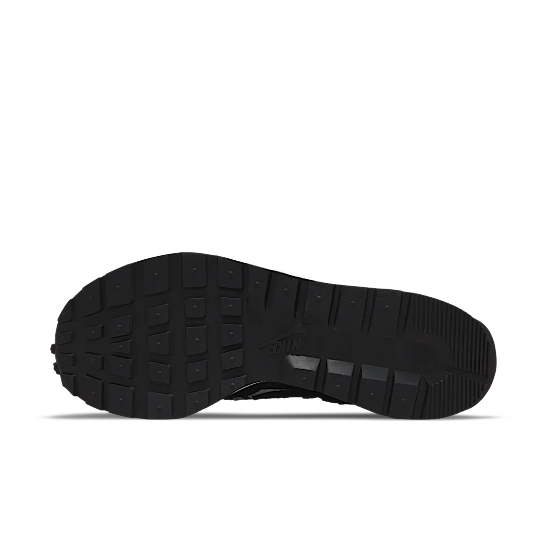 Overkicks - Nike Vaporwaffle sacai Jean Paul Gaultier Black White (DH9186-001) - detalle suela