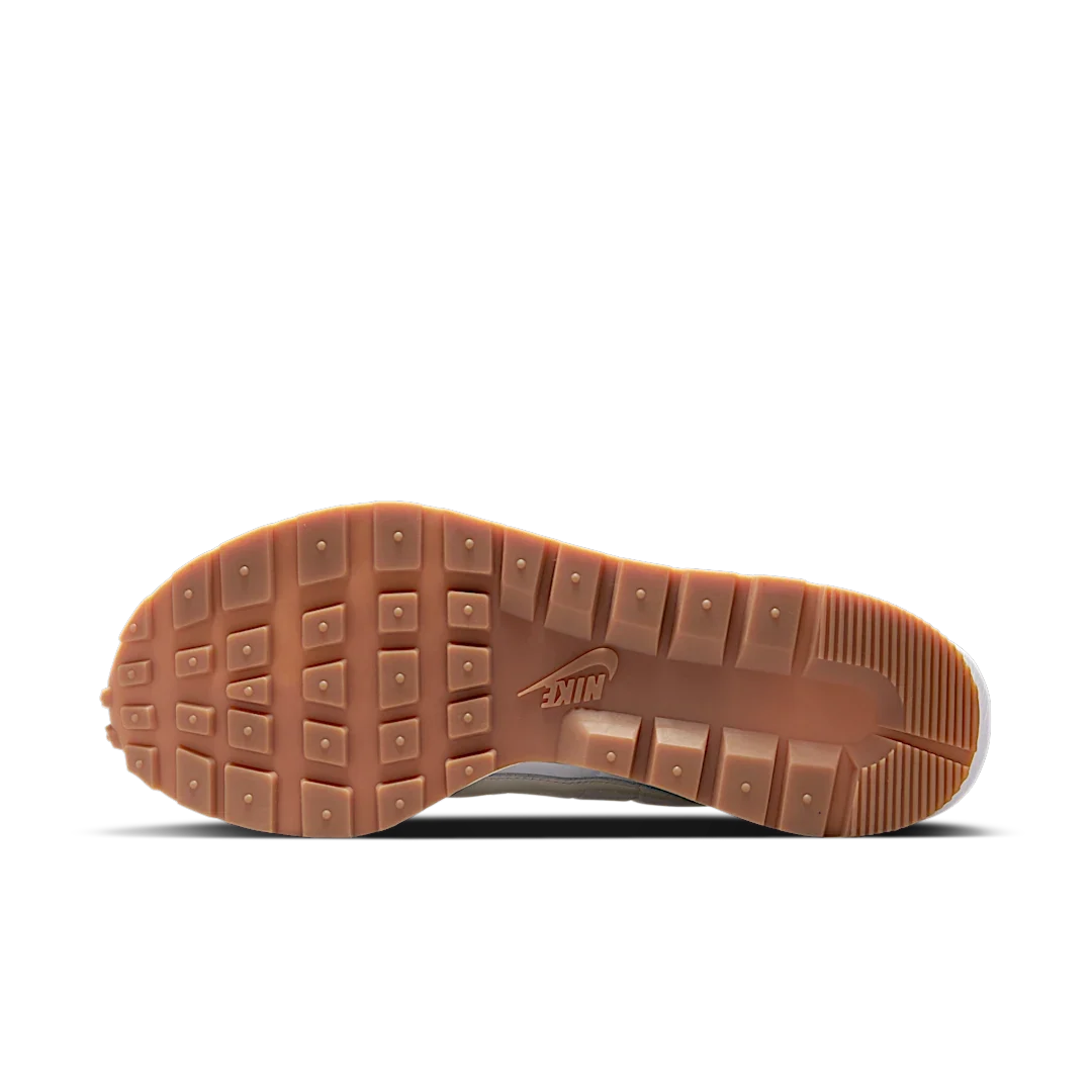 Overkicks - Nike Vaporwaffle sacai Sail Gum (DD1875-100) - detalle suela