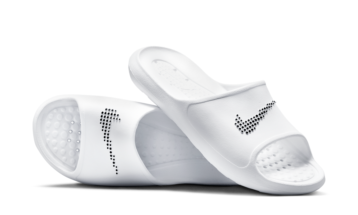 Overkicks - Nike Victori One Shower Slide White Polka Dot Swoosh (CZ5478-100) - vista lateral