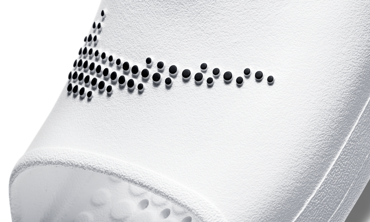Overkicks - Nike Victori One Shower Slide White Polka Dot Swoosh (CZ5478-100) - detalle talon